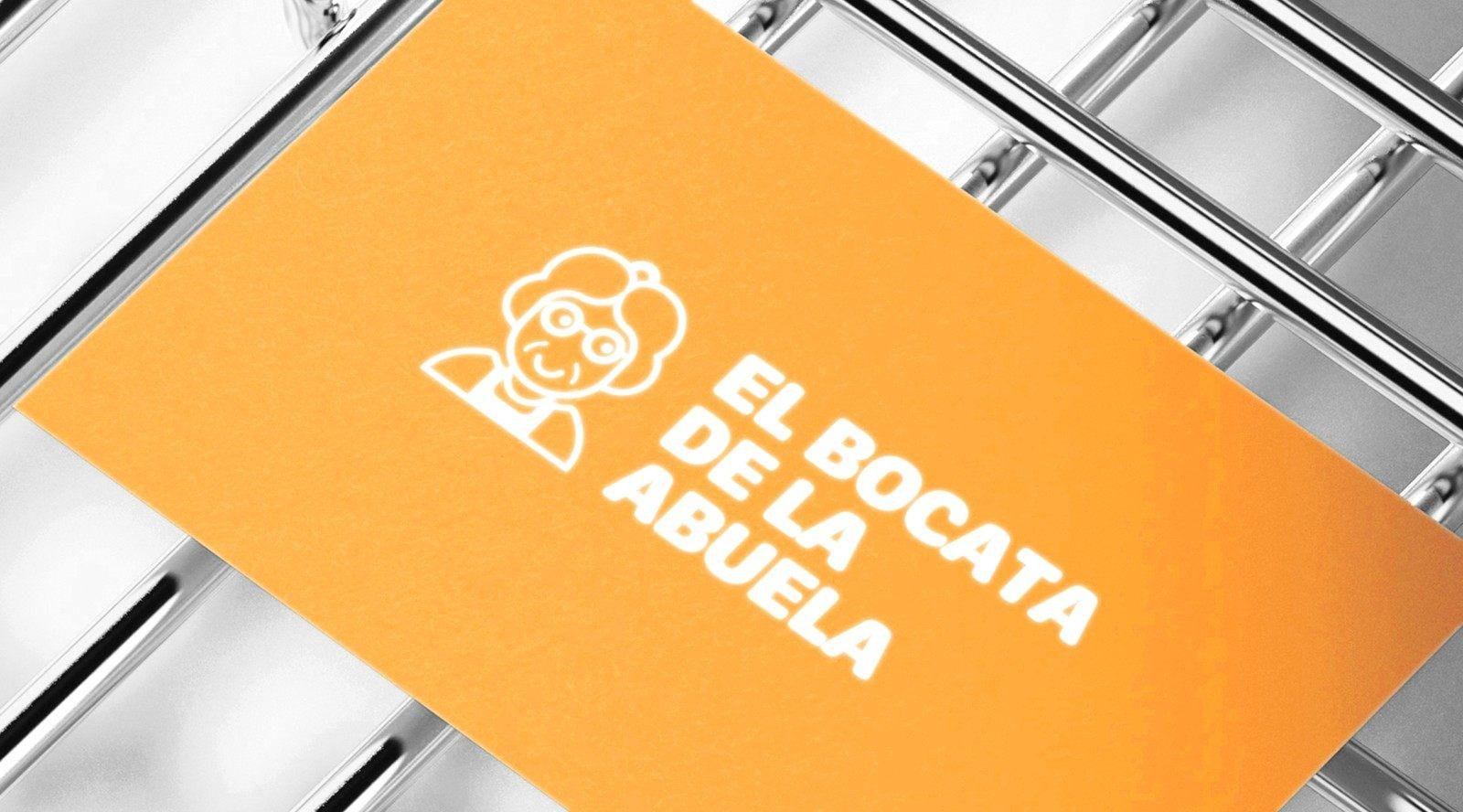 Tarjeta naranja con el logotipo
