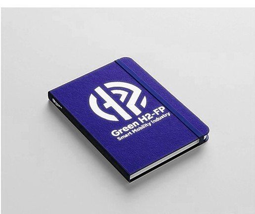 Cuaderno violeta con el monograma